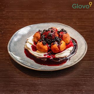 Papanasi cu dulceata si smantana