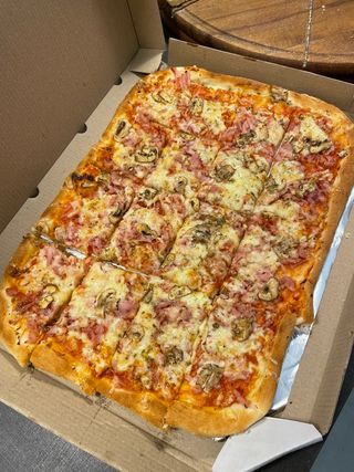 Pizza domaćica 40x30cm za 2 osobe - POLA-POLA šunka i kulen