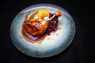 Pulpă de rață cu varză roșie și sos de portocală