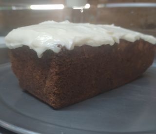 Porción De Bizcocho De Zanahoria Con Piña Y Nueces (Individual)