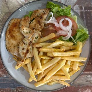 Pechuga a la plancha con ensalada y papas fritas 