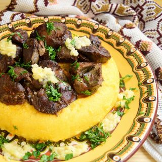 Ficăței cu mămăliguță și mujdei de usturoi ( hígado de pollo con ajo)