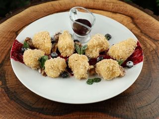 СМАЖЕНИЙ КАМАМБЕР З ЯГІДНИМ СОУСОМ (150/35g)