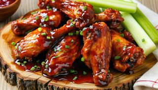 Хрупкави пилешки крилца в барбекю сос