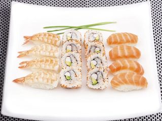 Bandeja Nigiri y Uramaki(16 uds.)