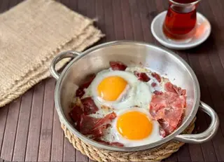 Пастирмалі юмурта/Pastırmalı Yumurta