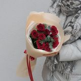 Buchet din 9 trandafiri roșii și eucalipt