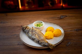 Păstrăv prăjit cu mămăliguță și mujdei