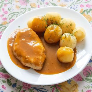 Zraz drobiowy w sosie z dodatkami do wyboru, z zupą