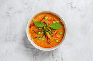 Wieprzowina w sosie curry z ryżem i surówką 700g