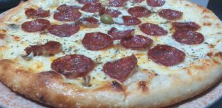 Pizza sa junećom kobasicom