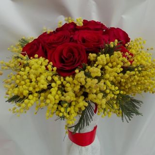 Mazzo con 20 rose 40 cm e mimosa