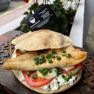 Sandwich cu file de păstrăv