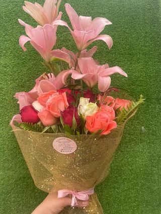 Bouquet 2 Lys et 20 fleurs