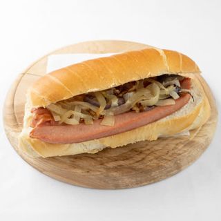 Panino con wurstel e cipolla