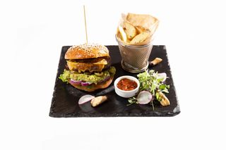 Royal Burger cu cartofi wedges si sos BBQ