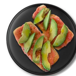 Tostada Entera De Aguacate Y Tomate