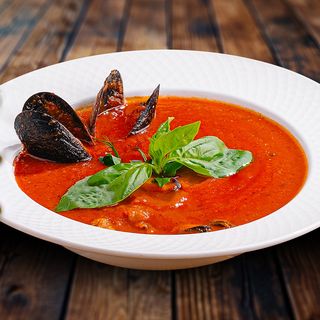 Supa de rosii cu midii si busuioc 