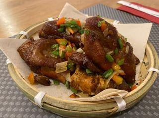 Pies de cerdo con sal y pimienta