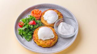 Драники с лососем и яйцом "Пашот"