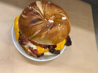 Бейгъл Сандвич Яйце и Бекон (300 г)