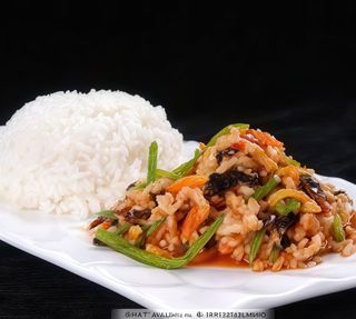 Arroz blanco con tiras de cerdo