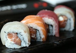 140 Rainbow Roll 4pz Roll Di Riso, formaggio spalmabile Pesce Crudo