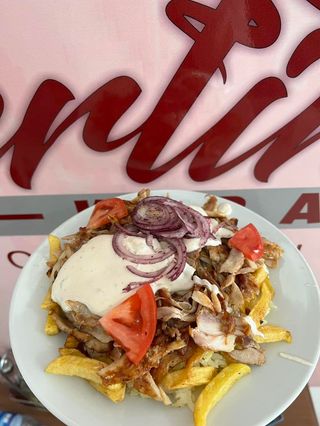 Малка порция дюнер месо ориз салата и питка (550гр)