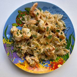 Бантики (фарфале)  з креветками у вершковому соусі з сиром (220г)