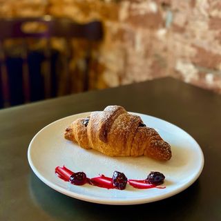 კრუასანი შერეული(კრემი-ალუბალი)