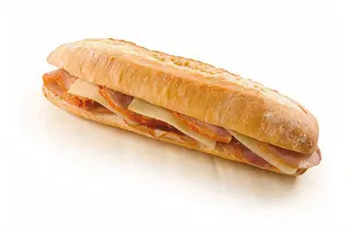 Bocadillo de lomo, bacon y queso