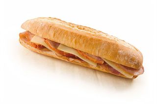 Bocadillo de lomo, bacon y queso