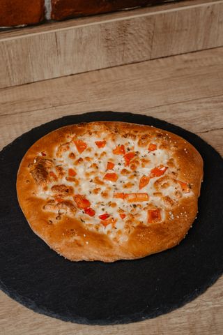 Focaccia cu rosii si mozzarella
