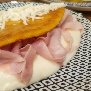 Cachapa de Jamon York y Queso de Mano