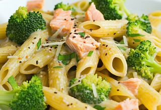 Makaron penne w sosie śmietanowo-brokułowym z łososiem