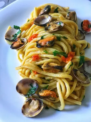 Spaghetti con vongole, cozze e pomodorini