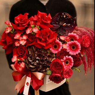 Cutie cu trandafiri rosii, hortensie, anturium si gerbera