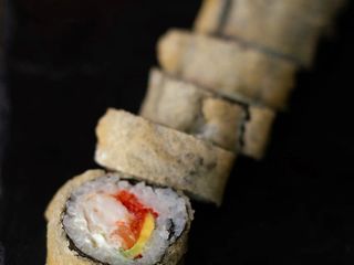 Теплий рол із креветкою