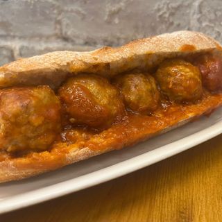 “YAYA CARMEN” bocadillo en pan rústico.