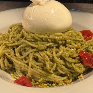 Espagueti pesto burrata 