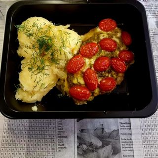 Filet Drobiowy Zapiekany z Bazyliowym Pesto Mozzarellą i Pomidorkami