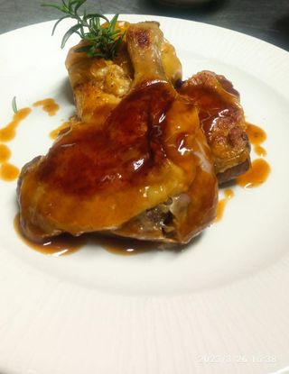 Pato asado con manzana 