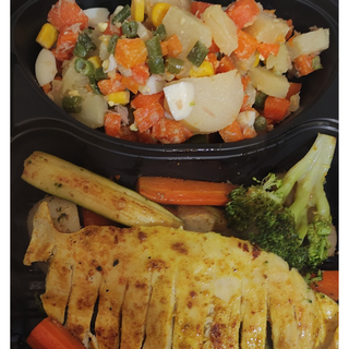 Filet De Poulet Servi Avec Légumes Et Salade Russe