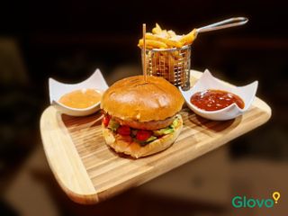 Burger Angus servit cu cartofi prajiti, sos barbeque si sos cu hribi 