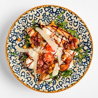 Pileća salata spancetom i dressingom