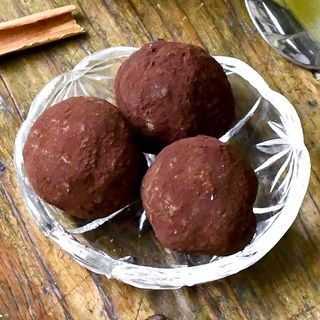 Тъмен  трюфел с ядки и портокалови корички