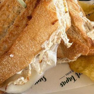 Bocadillo de pollo mechado y queso