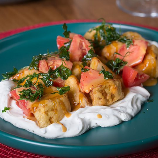 Салат с хрустящими баклажанами и сырным  мусом 		