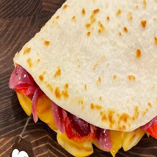 L3 - Fontina, cipolle, spinaci e salsa capricciosa