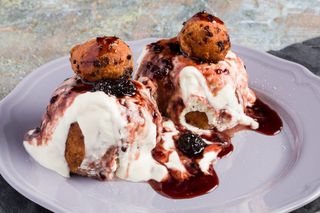 Papanasi cu dulceata de afine